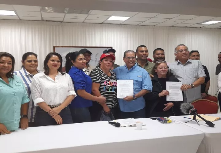 La vocera de los damnificados, Blanca Miranda, confirmó los acuerdos logrados señalando que la medida obedecía al atraso en el aval de la contraloría para que la empresa pudiera comenzar la construcción de las casas que tanto necesitan. Foto. Cortesía