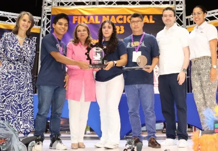 Equipo Roboencanto del I.P.T Arnulfo Arias Madrid de Chiriquí. Foto: Cortesía