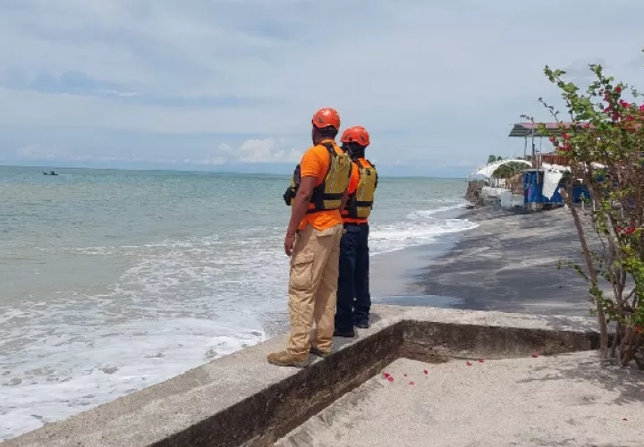 Durante el fin de semana se mantuvieron en coordinación con los estamentos de seguridad ante la alerta por incremento de oleajes y corrientes de resacas en el Pacífico panameño. Foto Cortesía Sinaproc