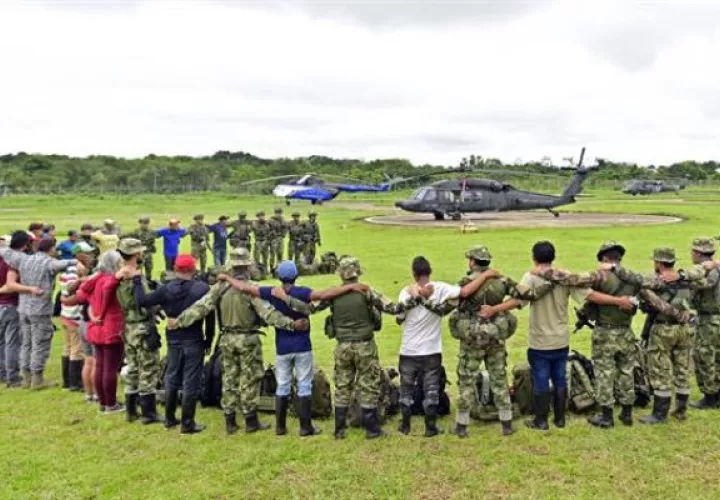 Soldados e indígenas apoyan la búsqueda de los cuatro niños perdidos en la selva tras un accidente aéreo, en Guaviare (Colombia). Foto: EFE