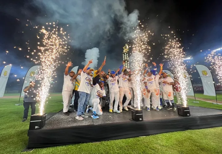 Jugadores de Colón festejan su título nacional mayor de béisbol. Foto: Fe