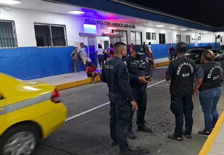 Las autoridades recaban informes sobre lo ocurrido en el sector de Villa Catalina, Sector B. Foto. Diomedes Sánchez