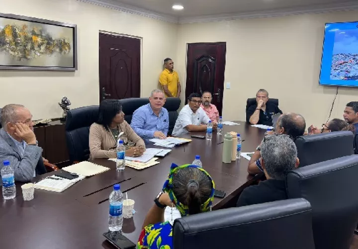 Los funcionarios de diversas entidades y la empresa recolectora, buscan una solución al problema. Foto. Diomedes Sánchez