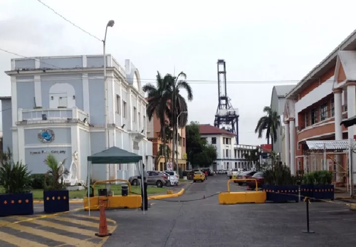 Cabe destacar que esta empresa ha cerrado calles en otros puntos, impidiendo la libre circulación. Foto. Diomedes Sánchez