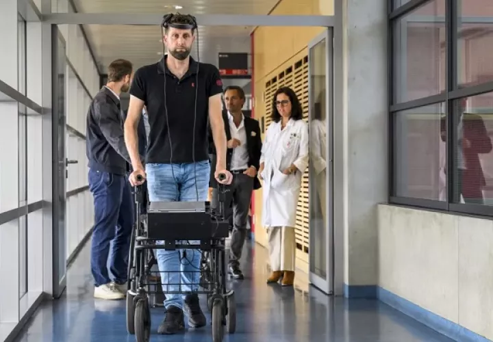 El neerlandés de 40 años Gert-Jan y que hace 12 años perdió la movilidad de sus piernas en un accidente de bicicleta, camina frente a los periodistas. Foto: EFE