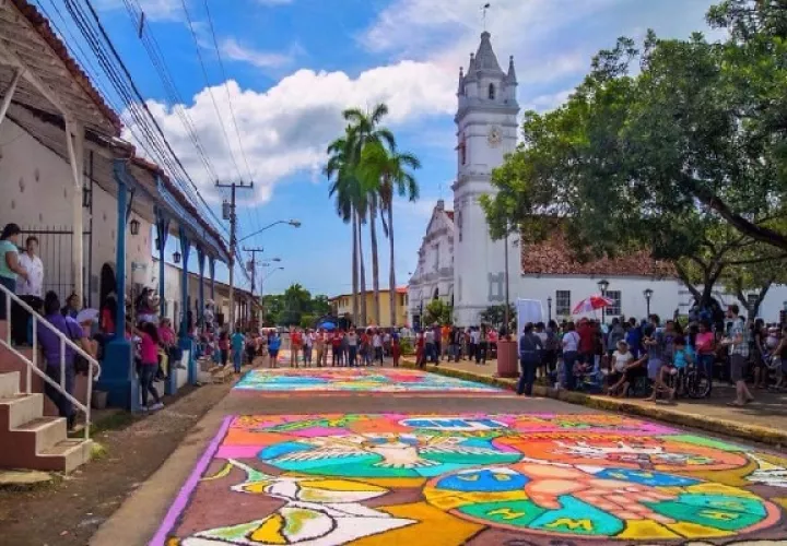 Además de la parte festiva, para el pueblo santeño, la tradición del Corpus Christi tiene un significado religioso, pagano y ahora económico. Foto. Archivo