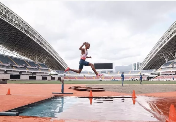 Didier Rodríguez, durante la prueba de los 3000 metros con obstáculos. Foto Cortesía