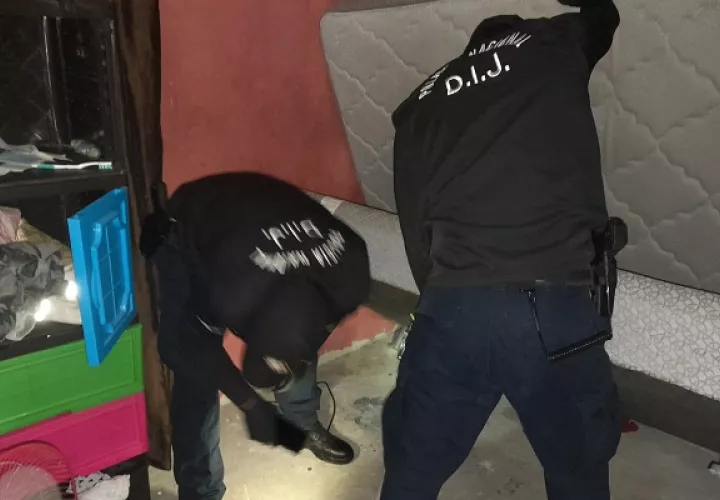 Unidades de la policía y el Ministerio Público durante los allanamientos. Foto: MP