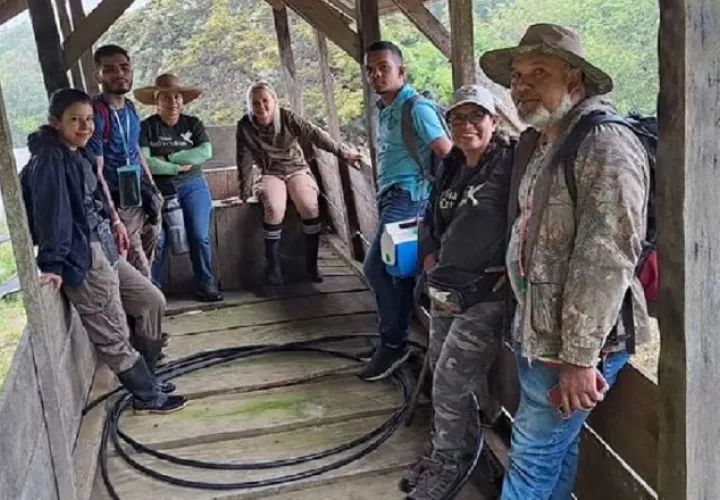 La profesora Olga Samaniego y su equipo de trabajo durante las jornadas de trabajo de campo de este proyecto. Cortesía