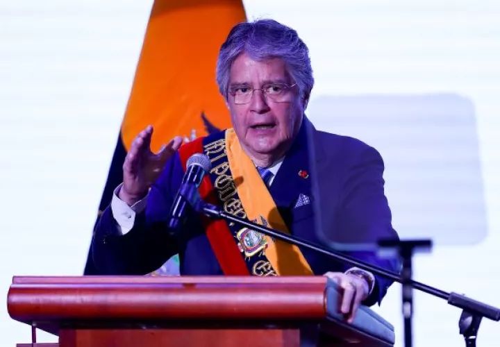 Esta figura constitucional permitió a Lasso disolver la Asamblea Nacional, controlada por una mayoría opositora, antes de que esta pudiese destituirlo.