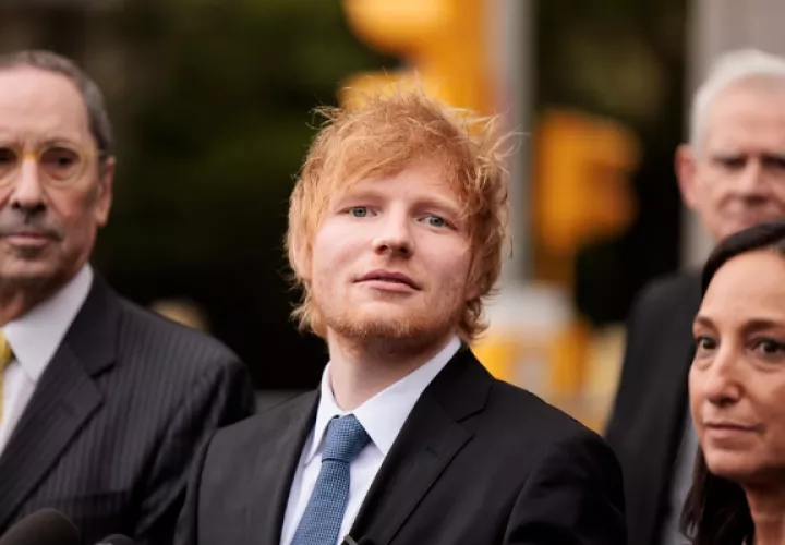 Ed Sheeran conversa con los periodistas junto a su equipo legal frente a un tribunal federal en Nueva York. Foto: EFE / Justin Lane