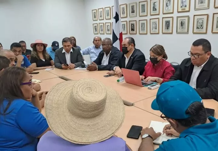 El viernes, el otro frente de los educadores, se reunió con las autoridades, de donde salió la reunión del próximo viernes. Foto: Cortesía AEVE