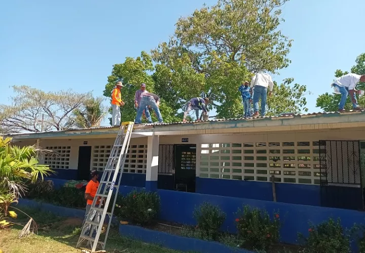 Unaa una cuadrilla de padres de familia intentan resolver el problema para poder regresar a clases. Foto: Melqluiades Vásquez 