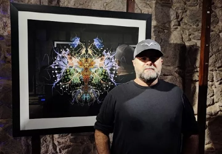 Frank Ferrer junto a una de sus obras. Foto: Cortesía