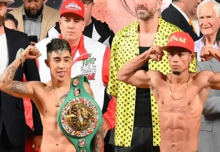El panameño Ronal 'Gallito' Martínez (der.) y el mexicano 'Rey' Martínez  durate el pesaje. Foto: Cortesía