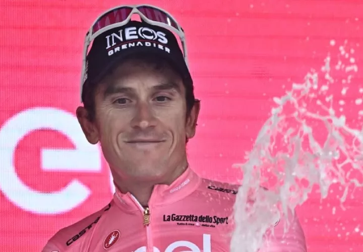 Ackermann (UAE Emirates) levanta las manos en señal de triunfo en la etapa de este martes del giro. EFE