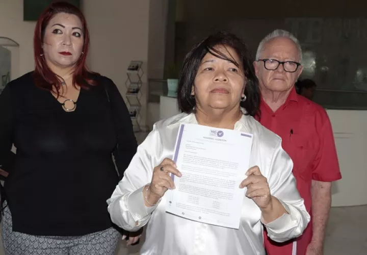 Maribel Gordón fue al Tribunal Electoral a presentar las denuncias a los magistrados. Foto: Víctor Arosemena