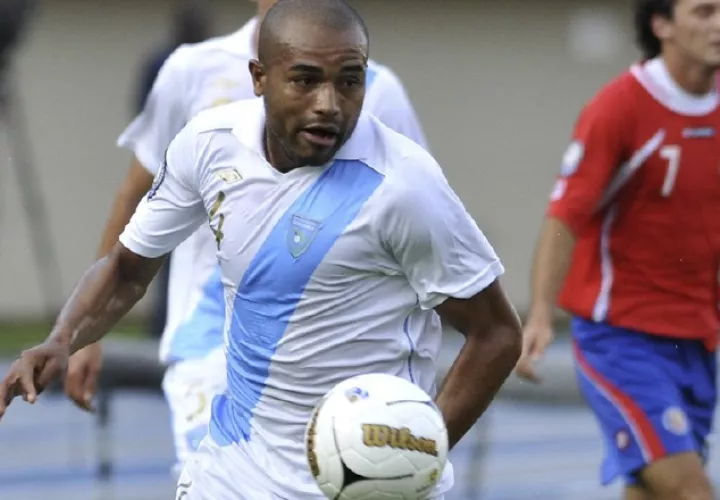 Jugador de Guatemala, Yony Flores avanzando con el balón ante Costa Rica, el 16 de enero de 2011. EFE