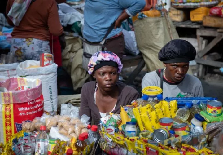 Ahora las familias están reduciendo la ingesta de alimentos, cientos de personas subsisten gracias a la solidaridad .