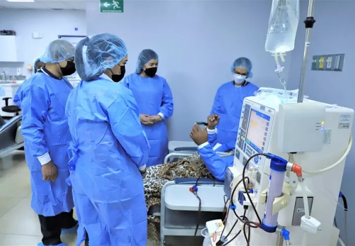 Recientemente, personal de la Defensoría del Pueblo visitó salas de hemodiálisis de la CSS para ver la atención de los pacientes. Foto: Cortesía