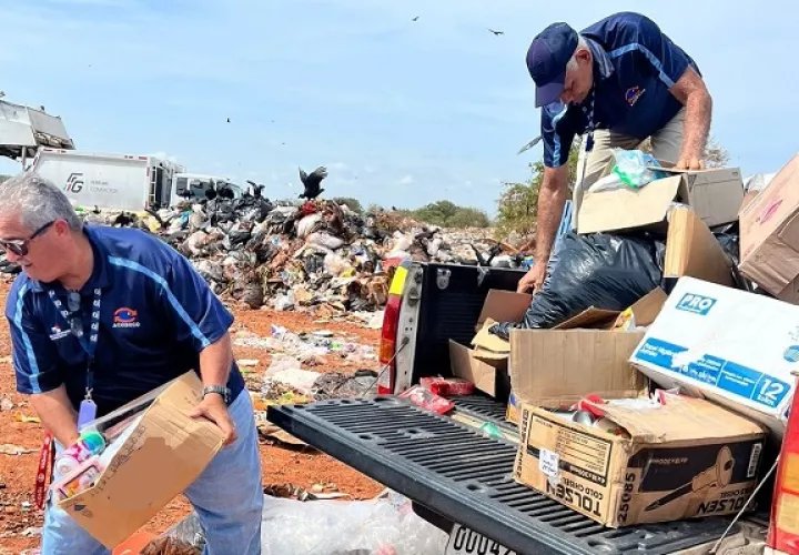Entre los productos recurrentes que se decomisan en los operativos, destacan los embutidos, licores, té, sobres de sopa. Foto. Thays Domínguez