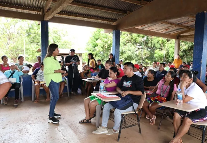 Funcionarios de MiAmbiente se reunieron con líderes comunitarios. Foto: Cortesía