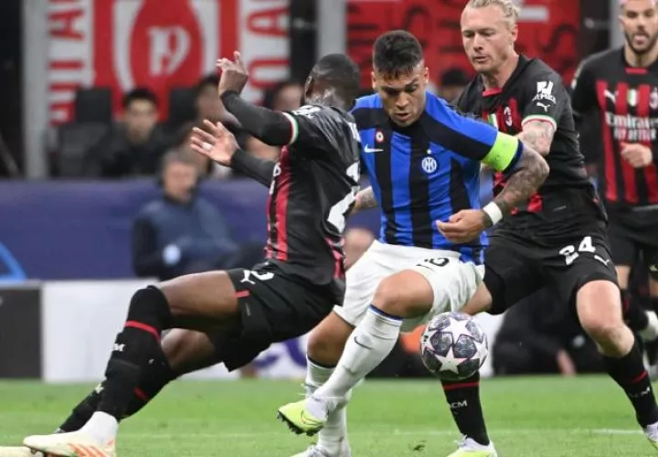 Lautaro Marínez (cent.) del Inter disputa el balón contra los defensas Fikayo Tomori (izq) y Simon Kjaer del AC Milan. EFE