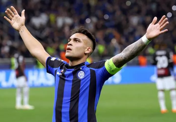 Lautaro Martínez del Inter festeja su gol ante el AC Milan en el juego de vuelta de las semifinales de la Champions. Foto.EFE 