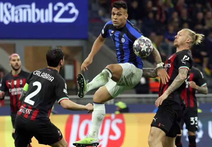 Lautaro MartÍnez del Inter (cent) es marcado por Davide Calabria (izq.) y Simon Kjaer. Foto:EFE