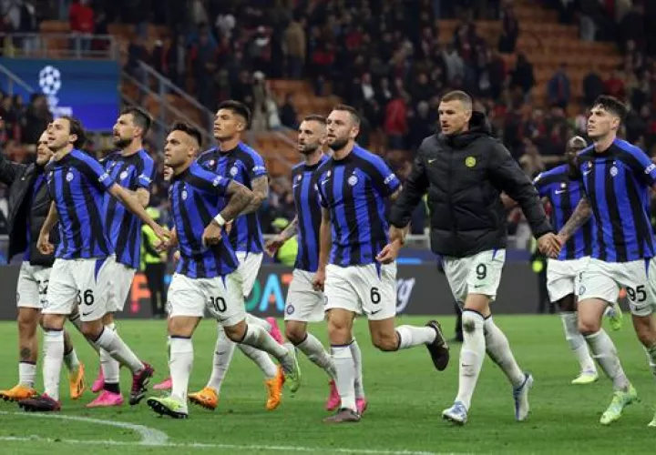 Inter de Milan festejan el triunfo ante el AC Milan. Foto: EFE