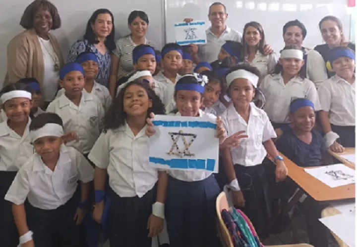 Estudiantes comparten con el embajador israelí, Itai Bardov. Foto: Cortesía Embajada de Israel
