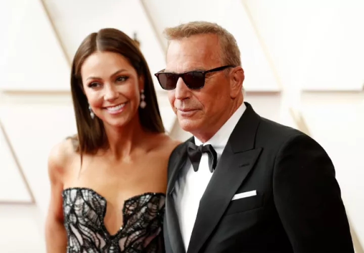 El actor estadounidense Kevin Costner y la exmodelo Christine Baumgartner. Foto: EFE / EPA / David Swanson