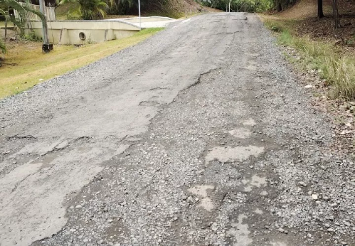 La carretera de La Arenosa está en mal estado y por ello los transportistas no entran al área. Foto. Eric Montenegro. 