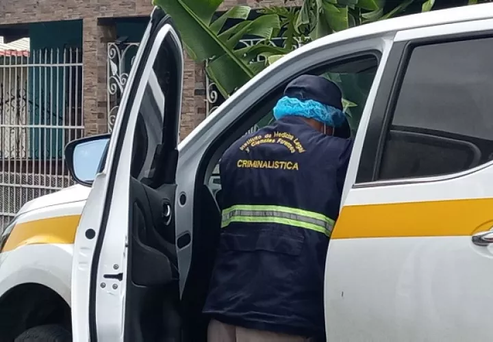 La víctima quedó tendida en el suelo, dentro de su casa, donde personal de Criminalística del Ministerio Público recolectaron algunos indicios. Foto. Eric Montenegro