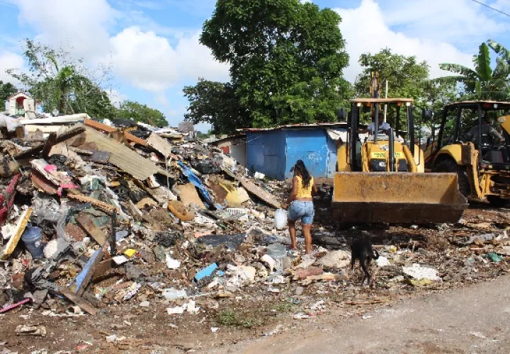 Durante el operativo efectuado entre el municipio y la firma Emas Panamá By Veolya, se retiraron del sitio un aproximado de 250 toneladas de basura de todo tipo. Foto. Eric Montenegro