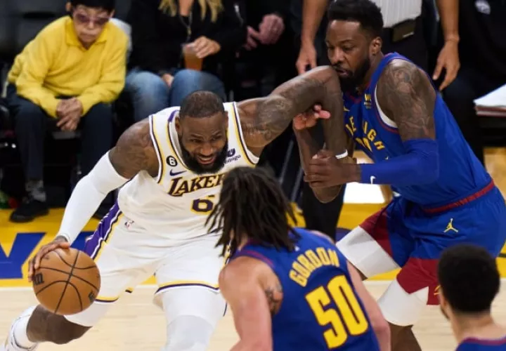 Lebron James (cent.) dejó muchas dudas en sus declaraciones. Foto: EFE