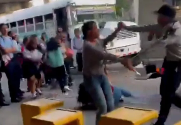 La agresora es hermana de una de las niñas involucradas en la riña que se registró el pasado viernes. Foto: Redes