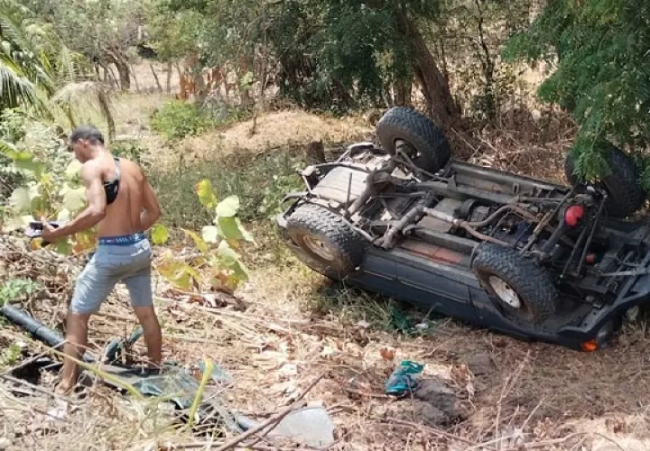 El vehículo tipo camioneta, modificado y con grandes llantas, viajaba por la vía cuando su conductor perdió el control. Foto. Thays Domínguez