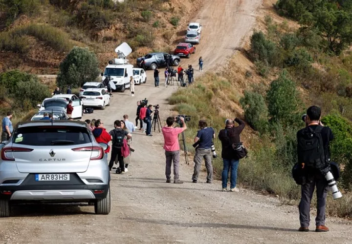 Medios de comunicación en las inmediaciones del campamento base instalado por la unidad de investigación de la Policía Judicial portuguesa. Foto: EFE