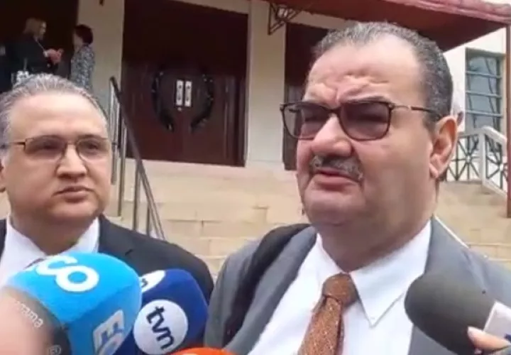 Carrillo actúa como  abogado sustituto del licenciado Luis Eduardo Camacho.