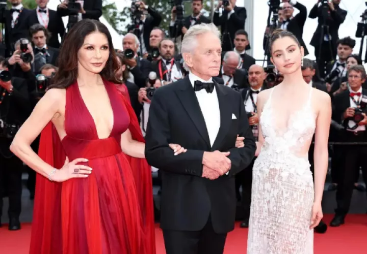 Catherine Zeta-Jones, Michael Douglas y Carys Zeta Douglas llegan al Festival de Cine de Cannes. Foto: EFE / EPA / Mohammed Badra