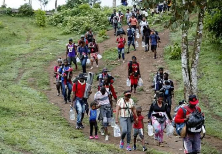 Migrantes haitianos en su camino hacia Panamá por el Tapón del Darién, en Acandi (Colombia). Foto: EFE