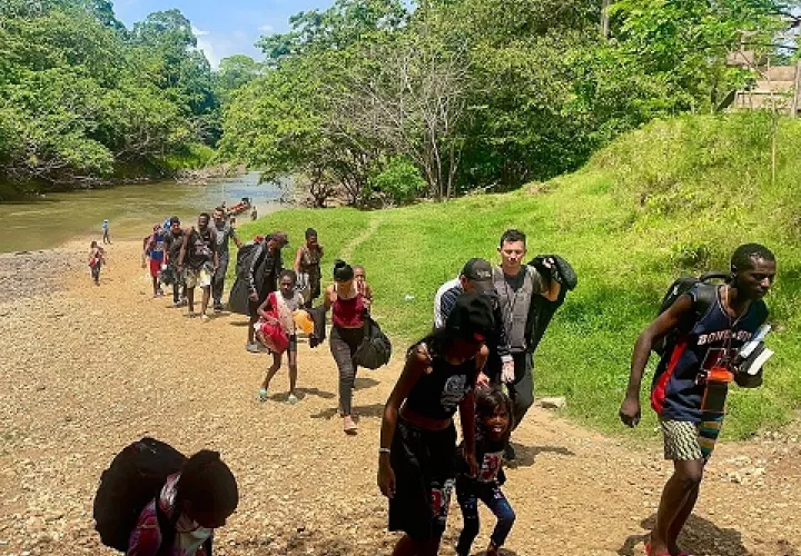 Miles de migrantes siguen transitando por el Darién. Archivo.