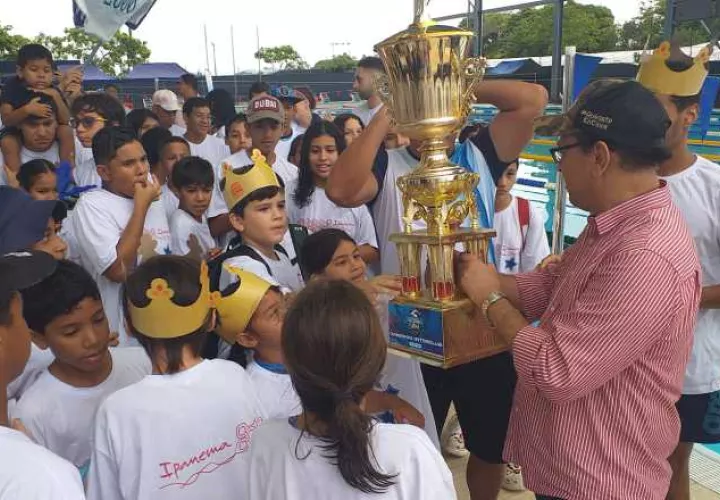 La Salle recibe el trofeo de campeón de natación. Cortesía