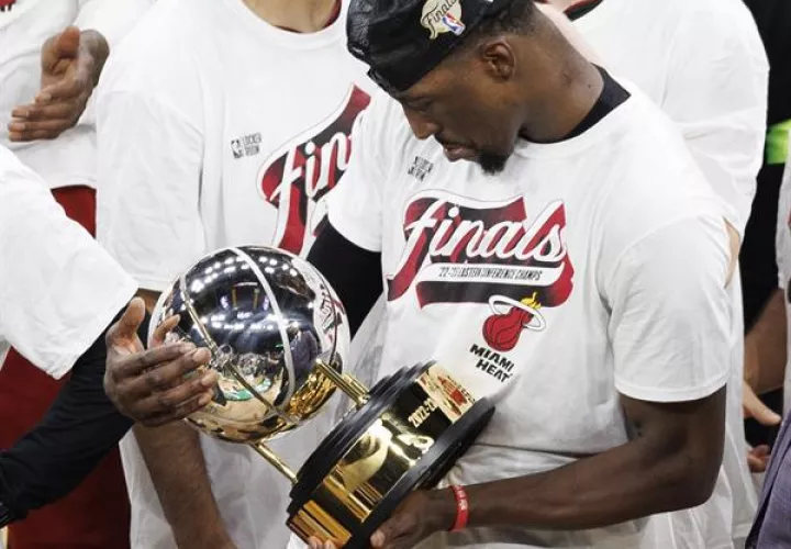 El pívot de los Miami Heat, Bam Adebayo con el trofeo de campeón en la Conferencia del Este. Foto: EFE