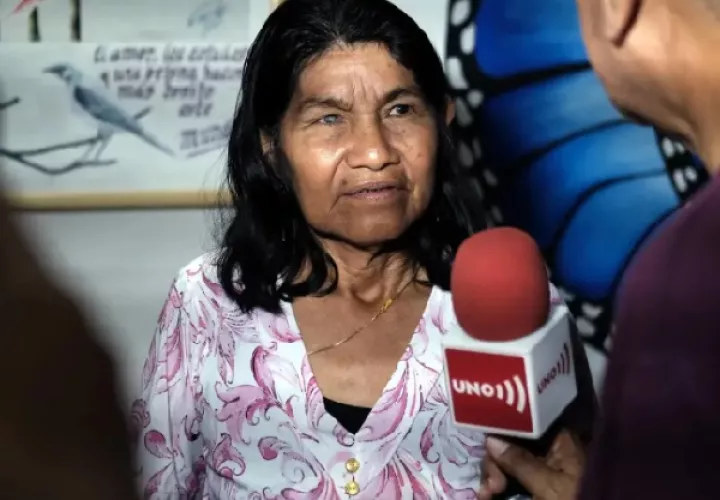 Fátima Valencia, abuela de los cuatro niños perdidos brinda declaraciones a los medios, este sábado. Foto: EFE 