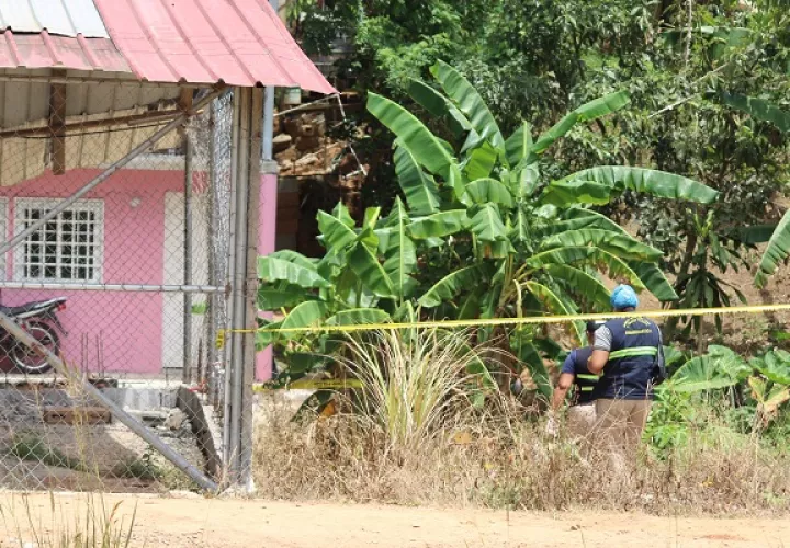 Personal de la fiscalía de Homicidio y Femicidio del Ministerio Público (MP) en esta provincia inició las investigaciones por este hecho de sangre. Foto. Eric Montenegro