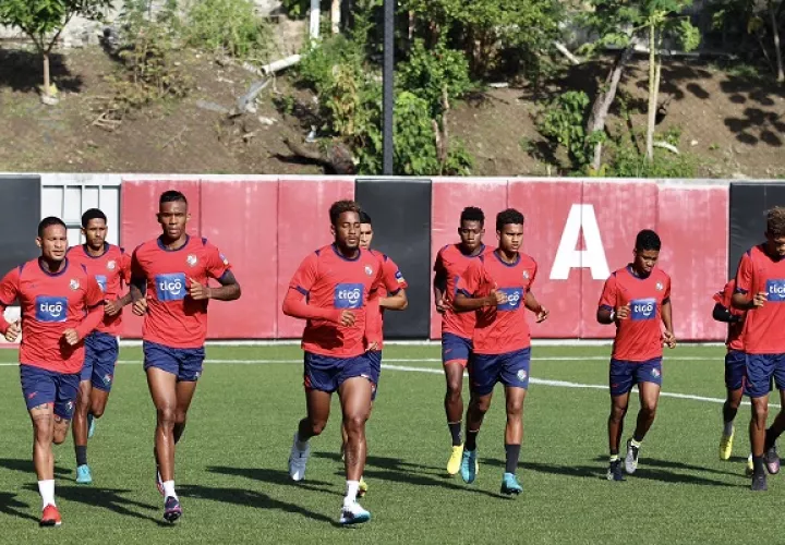 Jugadores de Panamá entrenan en el estadio Los Andes. Foto: Fepafut