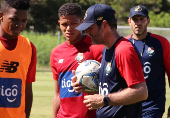 Thomas Christiansen, técnico del seleccionado nacional con el balón durante unos entrenamientos. Foto: Fepafut