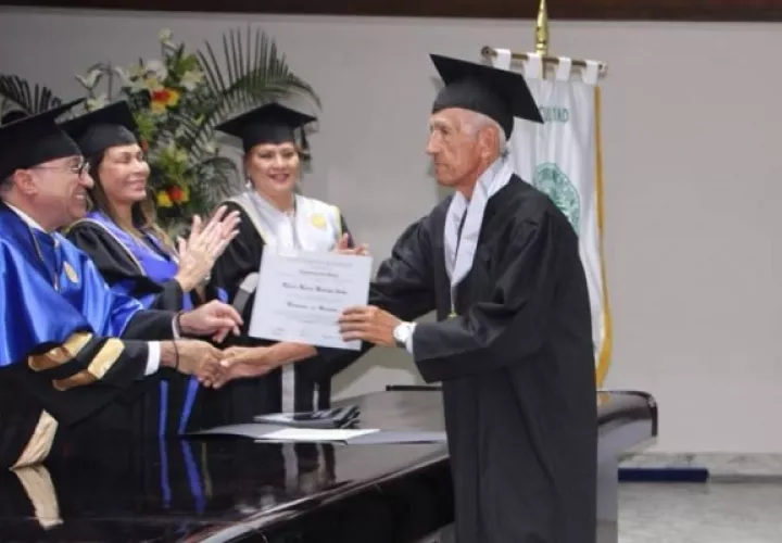 Danilo Rodríguez Acosta durante la ceremonia de graduación. Foto: Cortesía